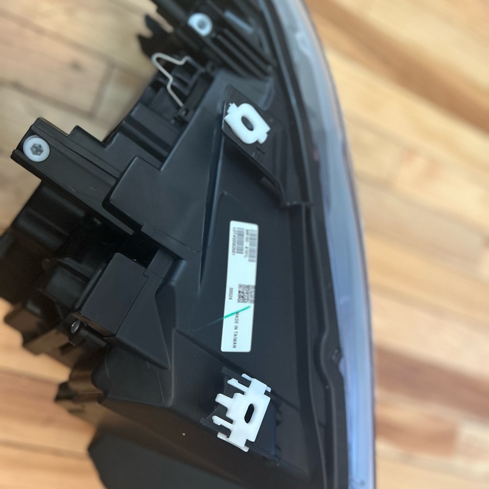 Car Headlight Assembly - Picture 2 of 3